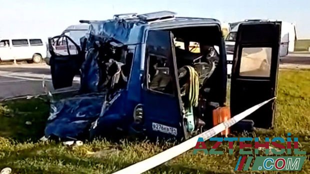 Mektebliləri daşıyan mikroavtobus “Kamaz”la toqquşub: Beş ölü, yeddi yaralı – VİDEO