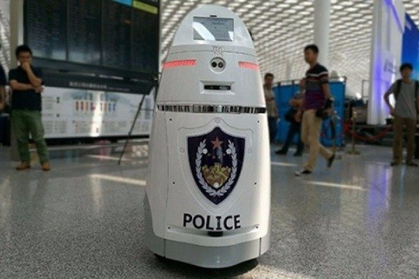 Pekinin sürətli avtomobil yolunda robot-polis sınaqdan çıxarılıb