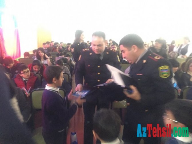 Yol polisi uşaqlara görüş keçirib kitab payladı - FOTO