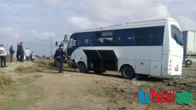 Yevlaxda şagirdləri daşıyan avtobus qəzaya uğradı