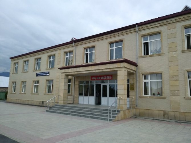 Balakən rayonu Qullar kənd iki saylı tam orta məktəbi  müasir standartlara cavab verən təhsil müəssisələrindəndir.