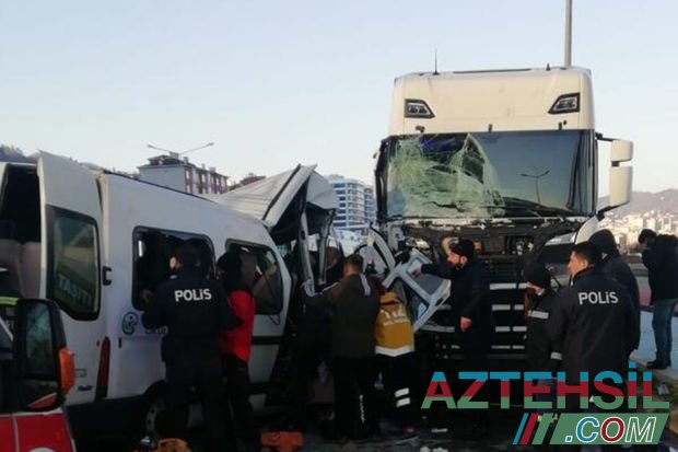 Türkiyədə məktəbliləri daşıyan mikroavtobus yük maşınına çırpıldı – ANBAAN VİDEO