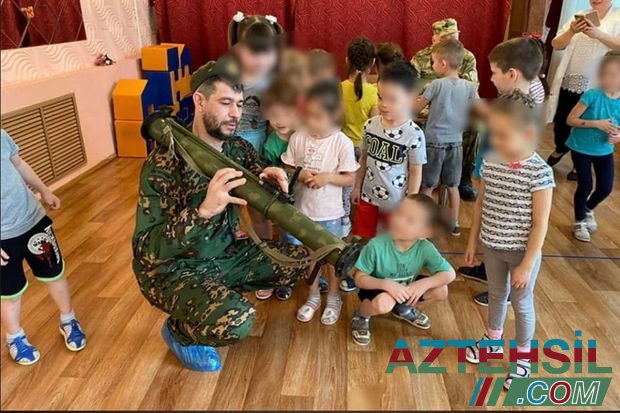 Rusiyada bağça uşaqlarına ölümcül silahlarla “vətənpərvərlik dərsi” keçirilib – FOTO