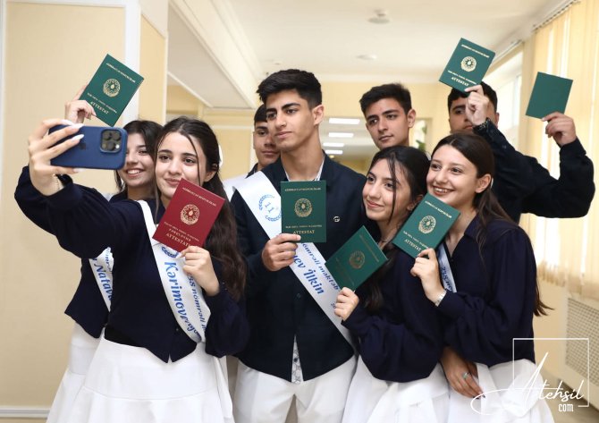 Məzunlara attestatlar VERİLİB