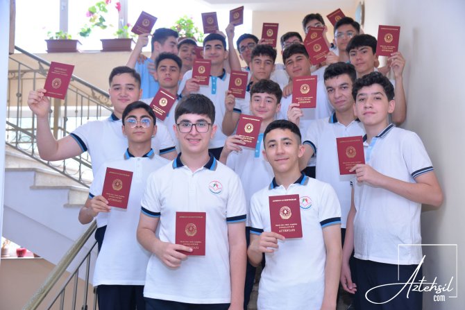 2 370 nəfər məktəbi fərqlənmə attestatı ilə bitirib