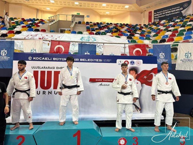 Məktəblilərimiz 8 medal qazanıblar