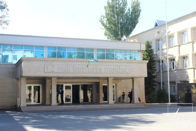 Bakı məktəbində direktor valideynlərdən gül əvəzinə pul tələb edir?