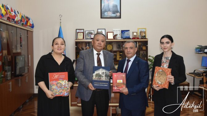 Qazaxıstanlı şərqşünaslar Azərbaycan Milli Kitabxanasında olublar
