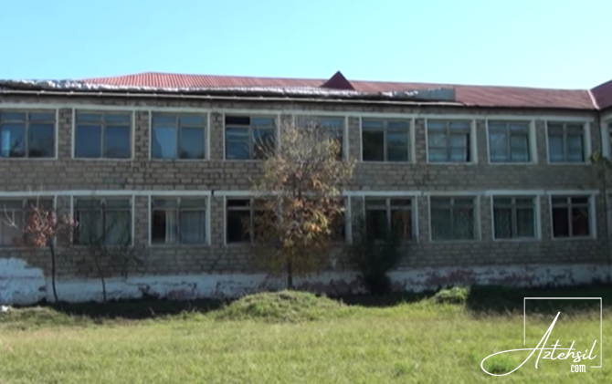 Dərslərin dəhlizdə keçirildiyi məktəb - VİDEO