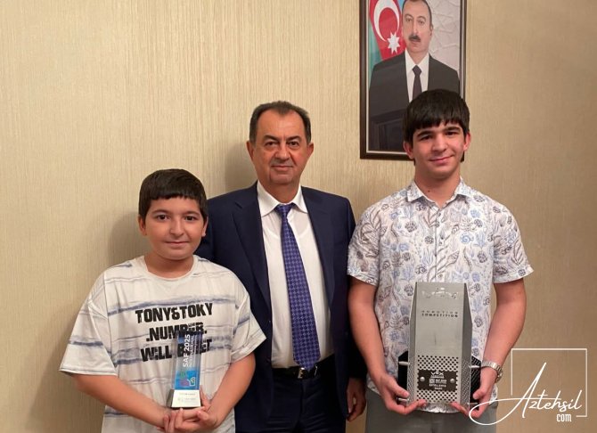 Bu şagirdlər “Ən Yaxşı komanda” nominasiyası üzrə kubok qazanıb