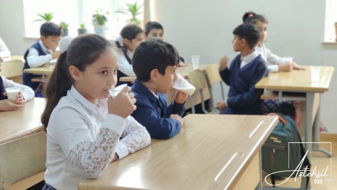 "Məktəblərdə şagirdlərə ödənişsiz süd verilməsi"