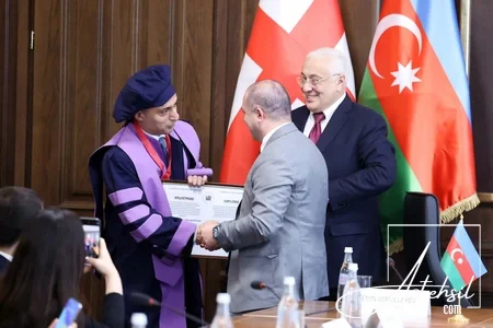 Emin Əmrullayev fəxri doktor adı qazanıb