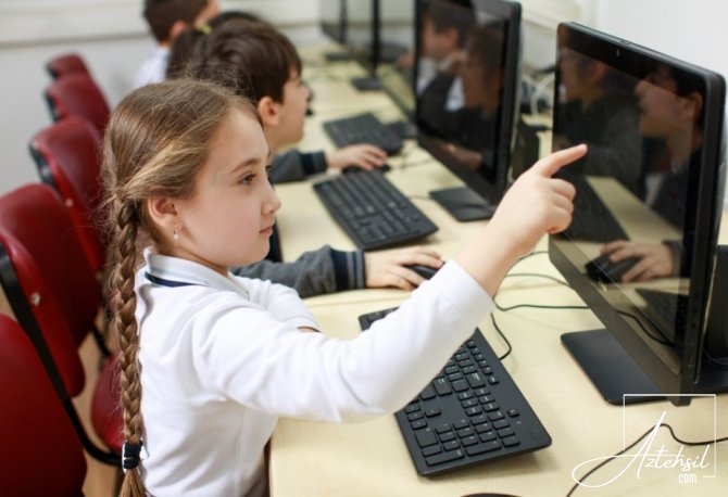 Məktəblərdə 600 000 şagirdə informatikadan əlavə rəqəmsal bacarıqlar dərsi KEÇİLİR