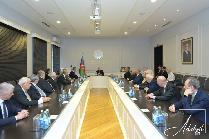 Emin Əmrullayev yüksək dövlət təltiflərinə layiq görülmüş alimlərlə görüşüb