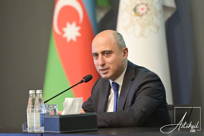 "Uşağın üzərinə dil ilə bağlı ağır öhdəliklər qoyulur"- Nazir